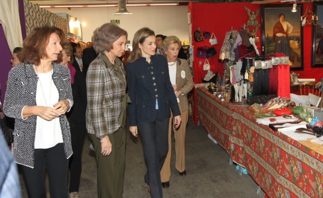 La Reina y la Princesa recorren los puestos del rastrillo benéfico
